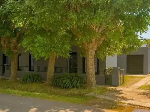 CASA EN VENTA CITY BELL ENTRE CAMINOS TODO PLANTA BAJA 3 DOR