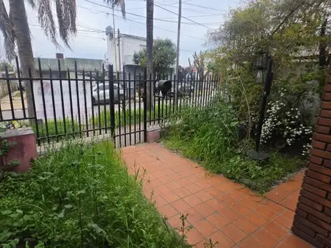 CASA A LA VENTA EN LIBERTAD, MERLO - BS.AS. CON LINDO PATIO Y GARAGE O QUINCHO MUY AMPLIO