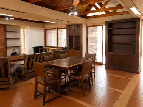 Casa en Alquiler con 2 cocheras