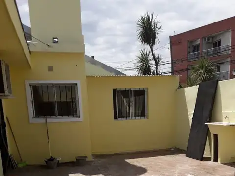 ALQUILER CASA EN P.H. CON PATIO - MORENO SUR CENTRO - A 200M SHOPING A 300M ESTACION