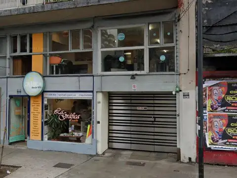 Cochera sobre Av. Jujuy.