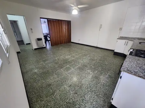 Casa de dos dormitorios - con patio y cochera