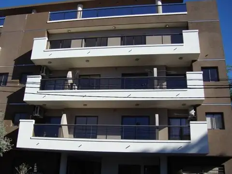 LINDO DEPARTAMENTO EN VENTA EN CARLOS PAZ, CÉNTRICO, EDIFICIO OLIVOS 2. Pileta, Quincho Asador, Gas