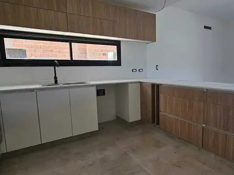 Casa 4 ambientes con 3 baños