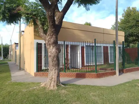 Venta casa en Baradero Centro con opcion de galpón.