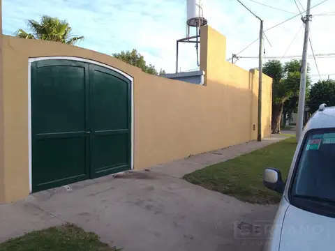 Venta casa APTA CRÉDITO en Baradero Centro. Con opción  de compra de galpón. lindero