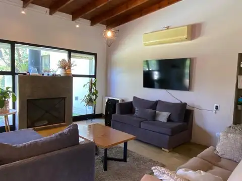 Casa en Alquiler con 3 cocheras