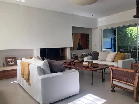 Casa 8 ambientes con 4 baños