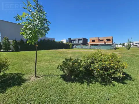 LHC. Venta lote en esquina en Vila Marina II, Villanueva