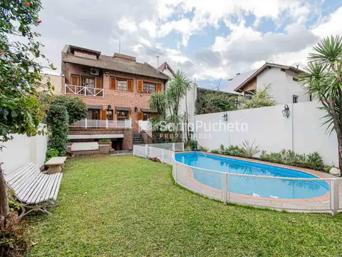 Venta chalet 5 ambientes con amplio jardín, piscina y quincho en Ramos Mejía.