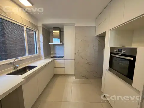 Martínez centro. 3 dormitorios, 1 baño y 1 toilette. Balcón.