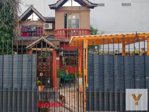 Casa en venta - 3 Dormitorios 2 Baños - 190mts2 - Merlo