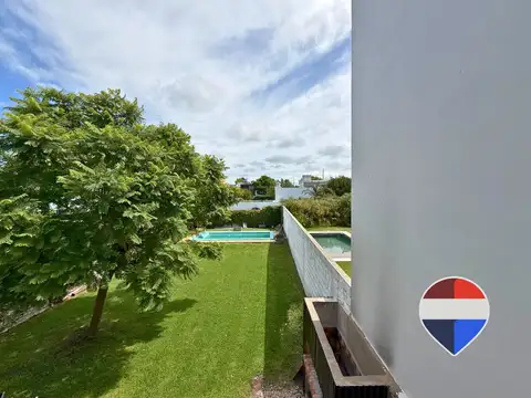 Casa en Venta con 3 cocheras