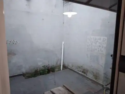 P.H, DEPARTAMENTO CON PATIO EN BANFIELD.