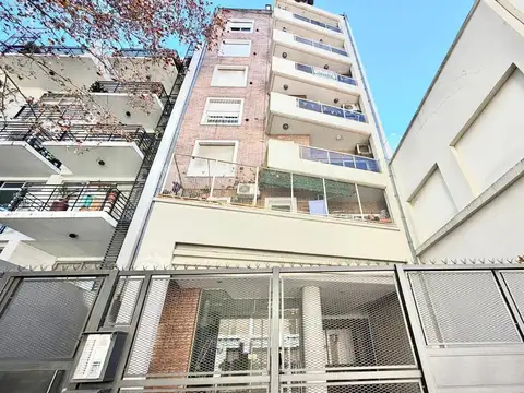 Departamento 2 ambientes con cochera. Excelente ubicación