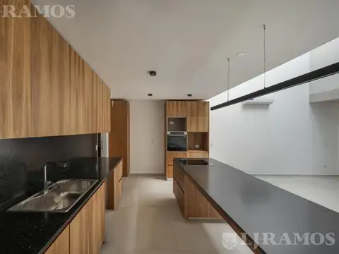 Casa 4 ambientes con 4 baños