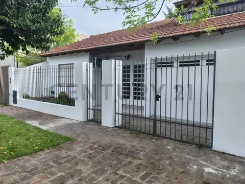 12 entre 485 y 486 SE VENDE CASA CON 3 DORMITORIOS - QUINCHO Y PILETA  – Villa Castells - City Bell