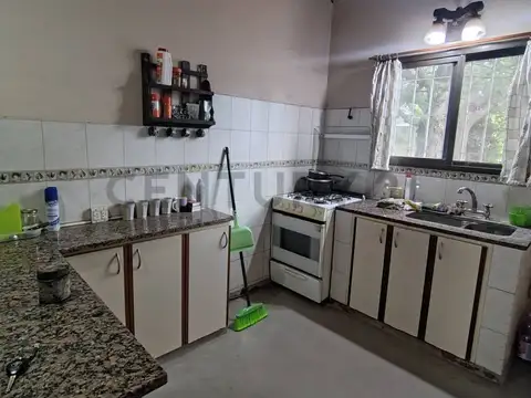 12 entre 485 y 486 SE VENDE CASA CON 3 DORMITORIOS - QUINCHO Y PILETA  – Villa C