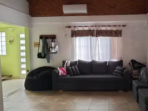 Casa 9 e 654 y 655 7 AMBIENTES CON PILETA EN SICARDI, LA PLATA