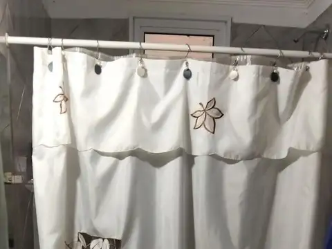 Casa 7 ambientes con 2 baños