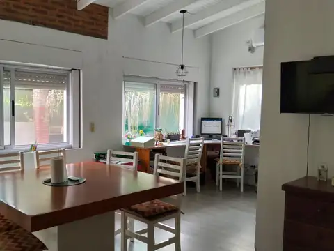 Casa 9 e 654 y 655 7 AMBIENTES CON PILETA EN SICARDI, LA PLATA