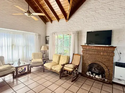 Casa 5 ambientes con 2 baños