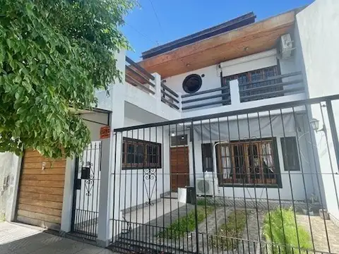Venta casa triplex con cochera para 4 autos - Parque Avellaneda
