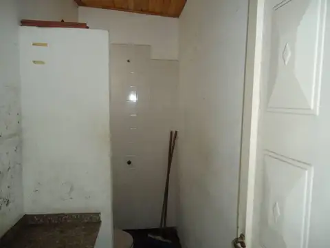 VENTA DE LOTE CON MEJORAS PARA COCHERAS Y DEPOSITO EN BURZAC