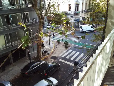 2 Ambientes Freten . C/Balcon. Cocina + Lavadero. Muy Luminoso.