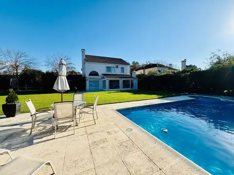 VENTA CASA Barrio Villa Olivos 7 ambs doble lote