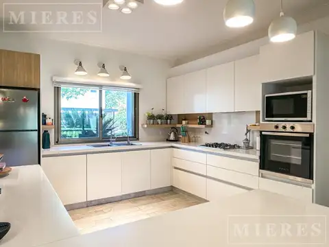 Casa en Venta con 2 cocheras