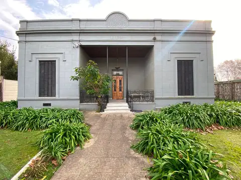 CASA EN VENTA EN LOMAS DE ZAMORA CON PARQUE