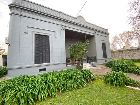 CASA EN VENTA EN LOMAS DE ZAMORA CON PARQUE
