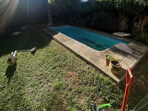 Chalet en Venta , La Lucila – 5 Dormitorios, Jardín y Pileta