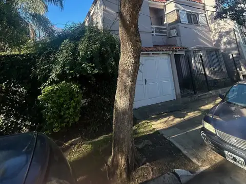 Casa 7 ambientes con 2 baños