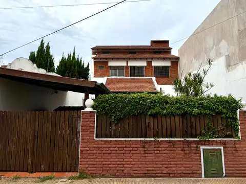 CASA LOTE PROPIO 9 X 23, EXCELENTE UBIACIÓN, A RECICLAR Y CON GRAN POTENCIAL!