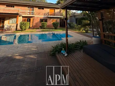CASA EN VENTA SOBRE AV URQUIZA ZONA EXCLUSIVA RESIDENCIAL