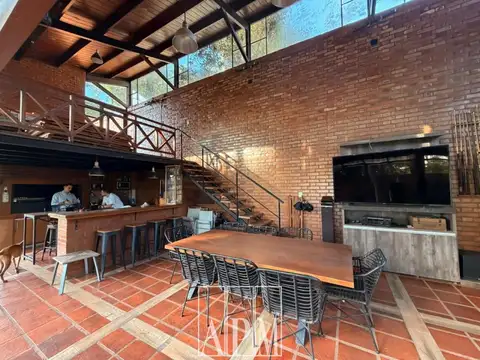 CASA EN VENTA SOBRE AV URQUIZA ZONA EXCLUSIVA RESIDENCIAL