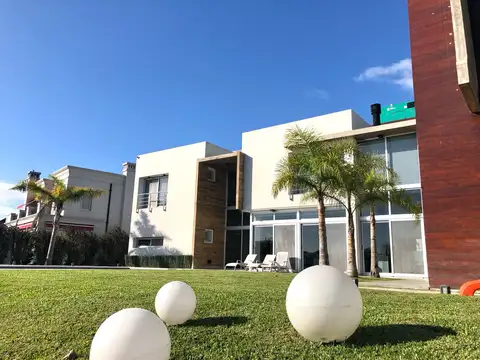 Casa en  Venta 5 amb en doble lote con salida al canal.