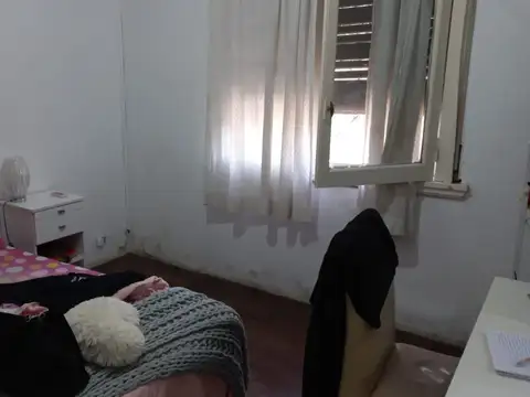 DOS(2) CASAS CON LOCAL EN EL FRENTE CON TERRENO