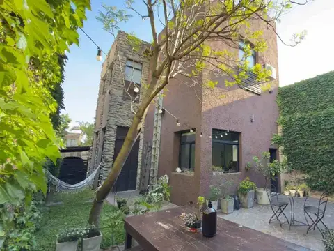 VENTA CASA 4 AMBIENTES JARDIN PARRILLA COCHERA