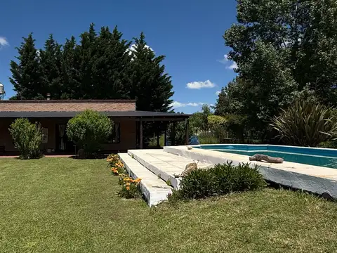 ¡Casa quinta de ensueño en la Laguna de Lobos, apta para crédito hipotecario!