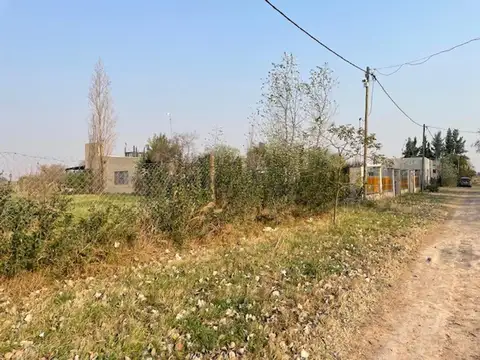 Amplio lote de 1.077 mts. en zona ribereña con luz y agua.