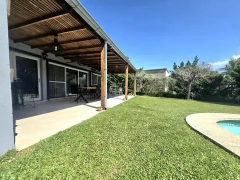 VENTA CASA BARRIO EL CANTON, ESCOBAR, 4 AMBIENTES,SUITE,PILETA, QUINCHO, COCHERAS.