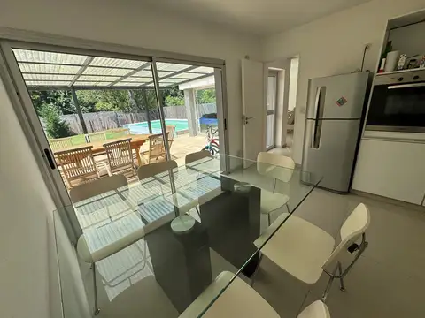 Casa en Alquiler Temporal con 4 cocheras