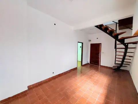 Depto Tipo Casa en Alquiler en Villa Sarmiento, $ 650.000