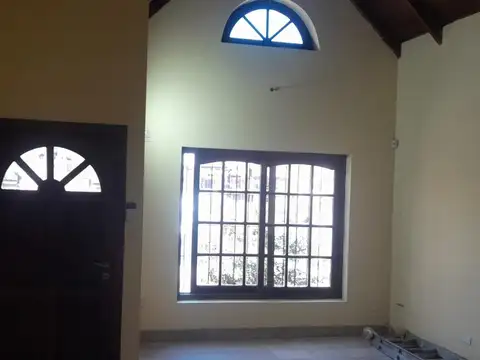 Adg. Casa En Venta 6 Ambientes En San Miguel