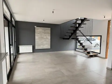 Duplex en LA CALANDRIA 3 dormitorios 3 baños con excelente patio