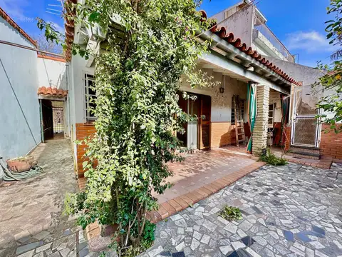 Casa 3 ambientes en Morón Norte con cochera y patio
