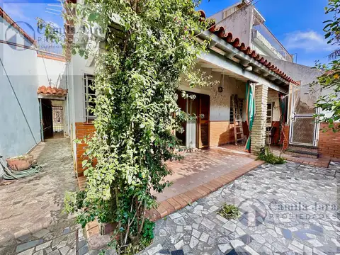 Casa 3 ambientes en Morón Norte con cochera y patio